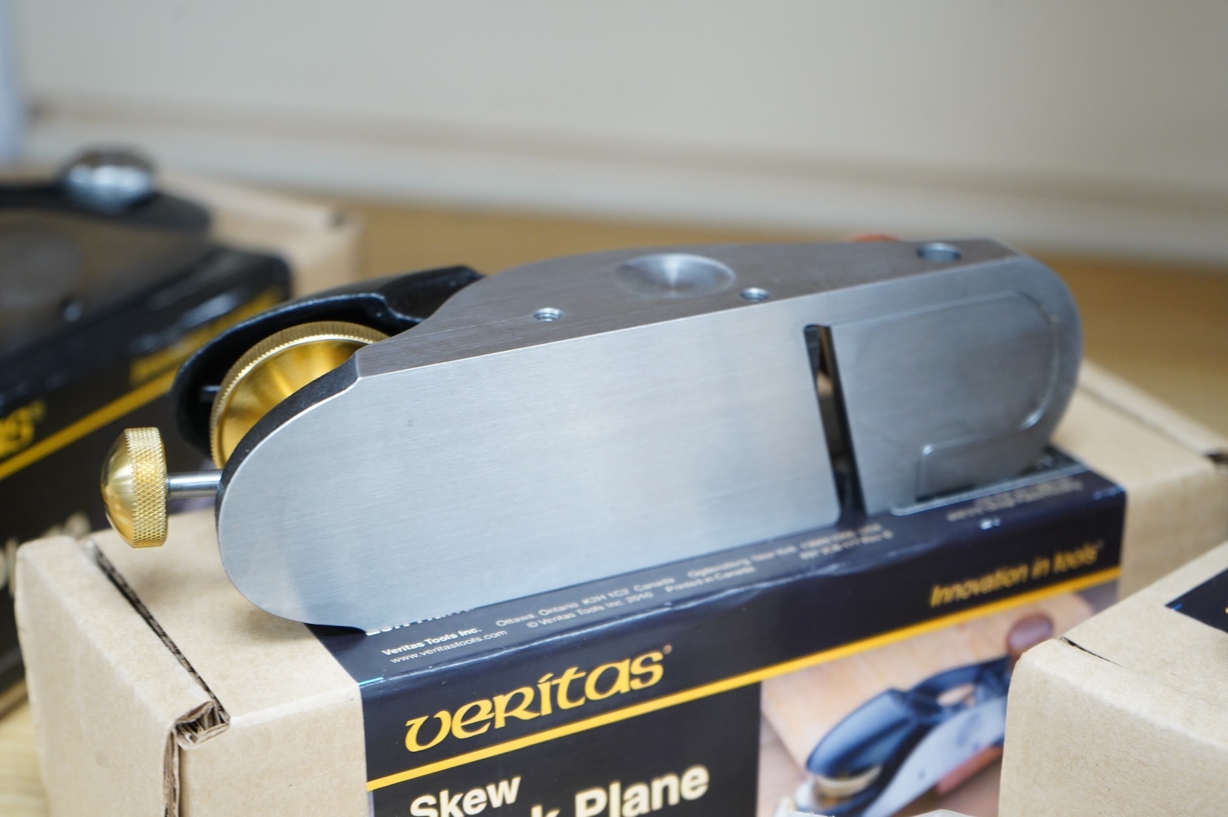 A pair of boxed Veritas Tools skew block planes (left hand and right hand) with paperwork (05P 77.01 and 05P76.01)